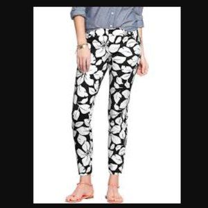 Old Navy The Diva Daisy Pant Black Hibiscus Crop